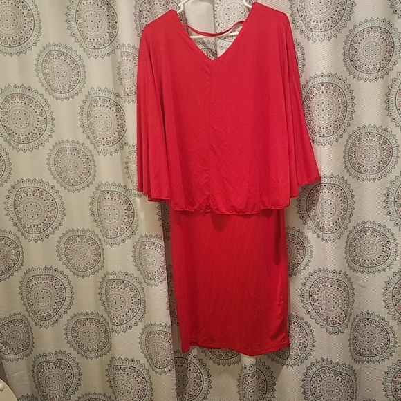 Red wiggle dress with Cape sleeves - Picture 2 of 2